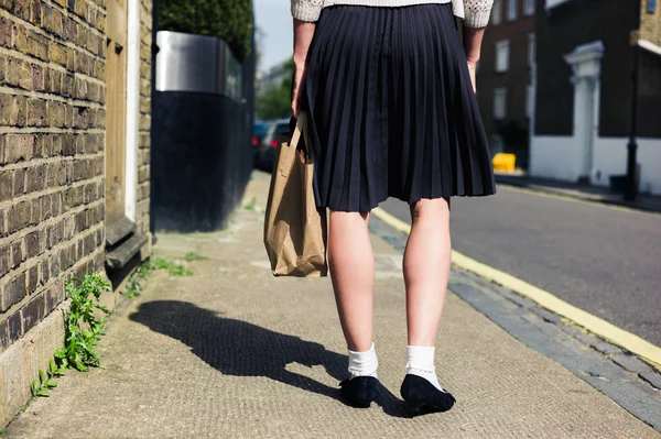 Femme en jupe marchant dans la rue — Photo