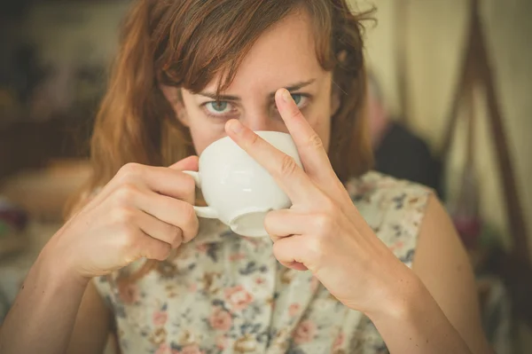 Mujer bebiendo café y jurando — Foto de Stock