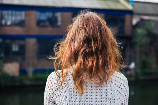 運河を見ている若い女性 — ストック写真