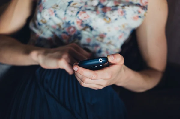 Jovem mulher usando telefone inteligente — Fotografia de Stock