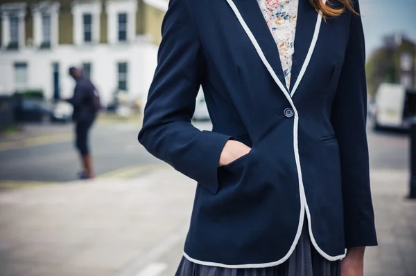 Femme debout dans la rue avec la main dans la poche — Photo