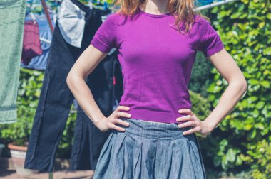 Bahçe dışında çamaşırlarını kadınla