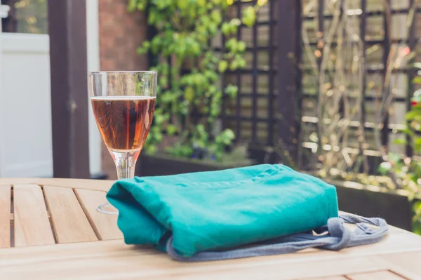 Glass of beer and apron on table — Stock Photo, Image