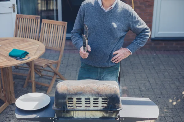 Uomo anziano che fa barbecue in giardino — Foto Stock