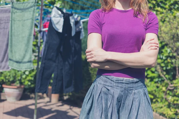 Vrouw met haar Wasserij buiten in de tuin — Stockfoto