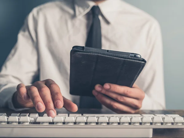 Biznesmen za pomocą tabletu i pisania na klawiaturze — Zdjęcie stockowe