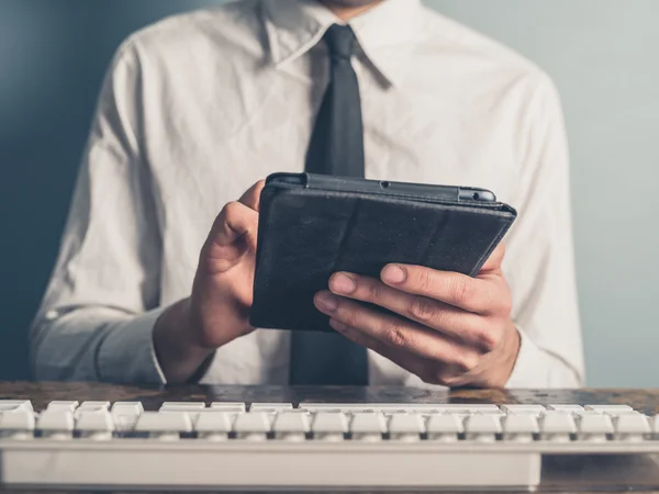 Geschäftsmann nutzt Tablet und tippt auf Tastatur — Stockfoto