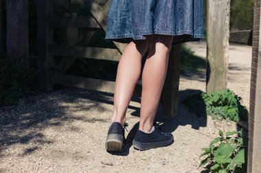 Forest gate tarafından duran kadın