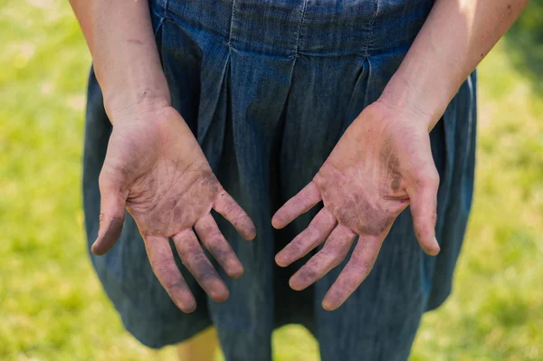 Mani sporche coperte di sporcizia — Foto Stock