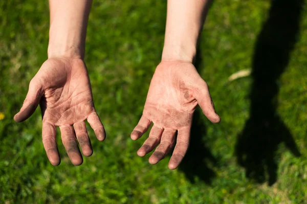 Schmutzige Hände mit Schmutz bedeckt — Stockfoto