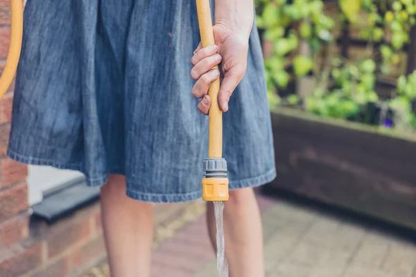 Kvinna med slang — Stockfoto