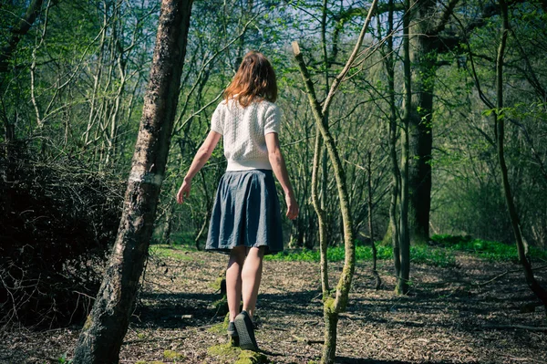 Giovane donna che esplora una foresta — Foto Stock