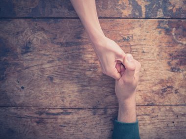 Parmak savaşı yapan kadın ve erkek