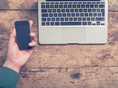 Dizüstü ve Akıllı Telefon Kullanan Adam