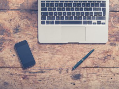 Dizüstü akıllı bilemek ve kalem ahşap tablo