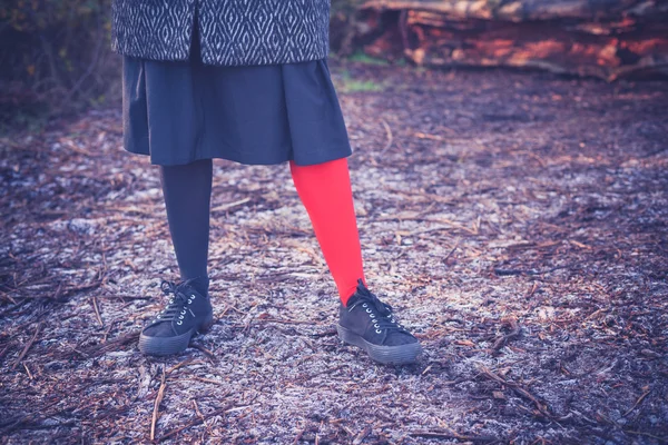 Frau trägt seltsame Leggings auf frostigem Boden — Stockfoto