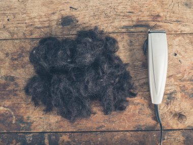 Saç ve ahşap bir masa üzerinde kesme makineleri