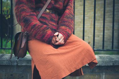 Şehirde sokakta yürüyen kadın