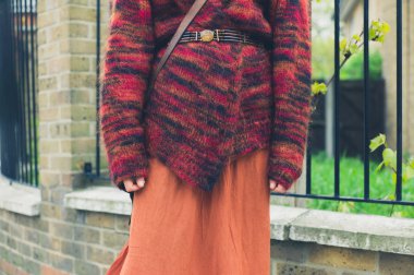 Şehirde sokakta yürüyen kadın