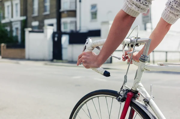 若い女性、都市の道路上の自転車 — ストック写真