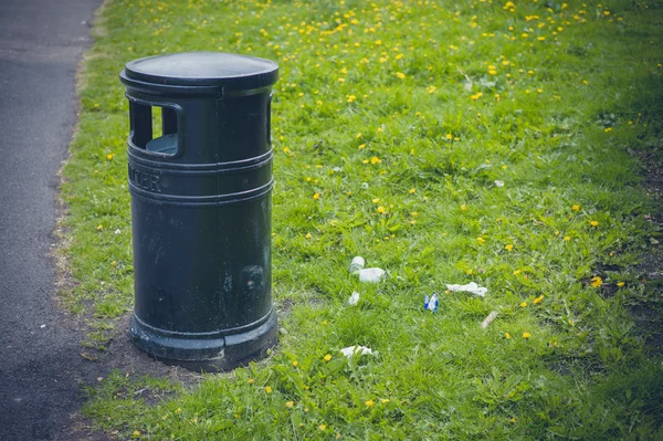 Mülleimer in einem Park — Stockfoto