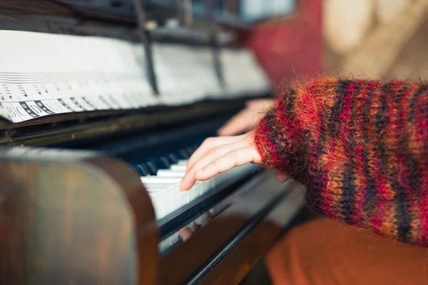 Mains de femme jouant du piano — Photo