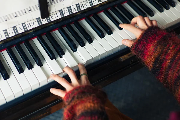 Mani di donna che suona il pianoforte — Foto Stock
