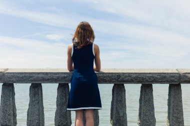 Genç kadın deniz gezinti hayran