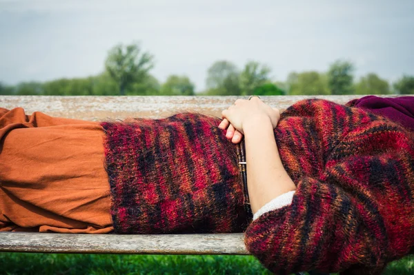 Žena ležela na lavičce relaxační — Stock fotografie