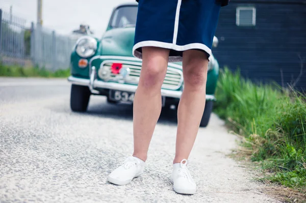 Donna in piedi fuori da auto d'epoca — Foto Stock