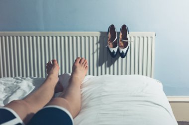 Kadın yatakta topuklu yürüdükten sonra dinlenme
