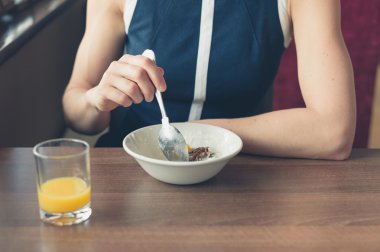 Kahvaltı diner penceresinde tarafından kadın