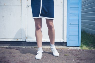 Renkli plaj kulübe dışında duran kadın