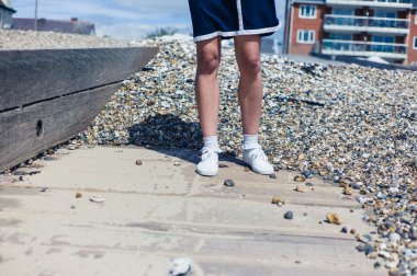 Sahilde dikilen kadın.