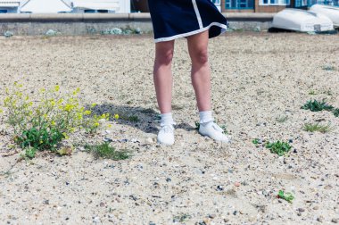 Sahilde dikilen kadın.