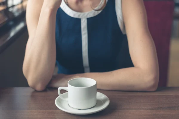 Ung kvinna med kaffe i diner — Stockfoto