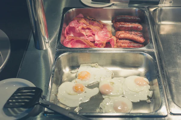 Bacon and eggs at a breakfast buffet — Stock Photo, Image
