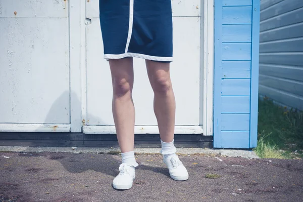 Renkli plaj kulübe dışında duran kadın