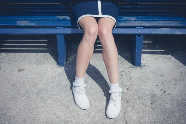 Bankta oturan genç bir kadın