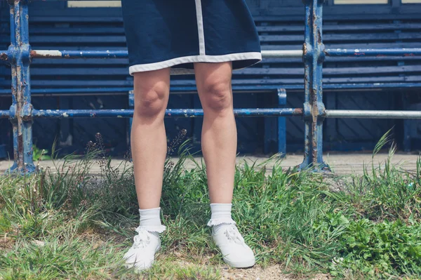 Vrouw permanent door trapleuning en Bank — Stockfoto