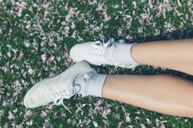 Kadınla çimenlerin kiraz çiçeği ile üzerinde rahatlatıcı