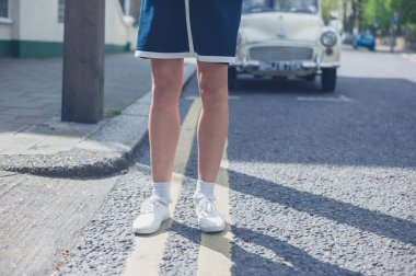 Klasik otomobil ile stret duran kadın