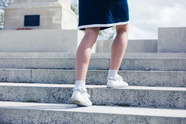 Memorial merdivenleri yürüyen kadın