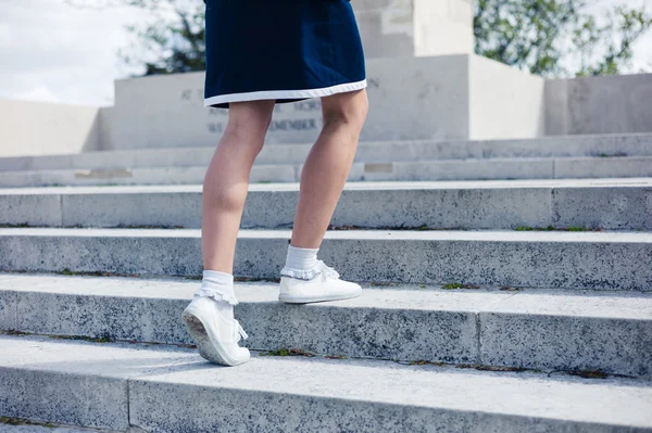 Memorial merdivenleri yürüyen kadın