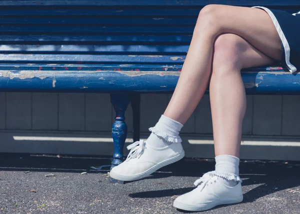 Bankta oturan genç bir kadın