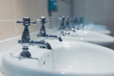 Bir banyo havzalarında yıkama sırasının