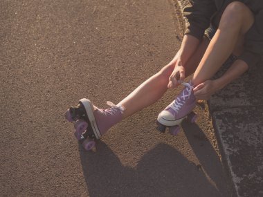 Tekerlekli paten parkta koyarak kadın