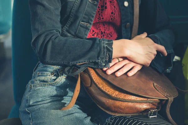 Femme assise dans le train avec sac à main — Photo