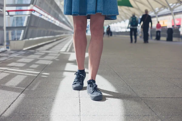 Gambe di giovane donna che cammina in stazione — Foto Stock