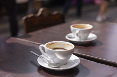 İki bardak kahve dışında masada